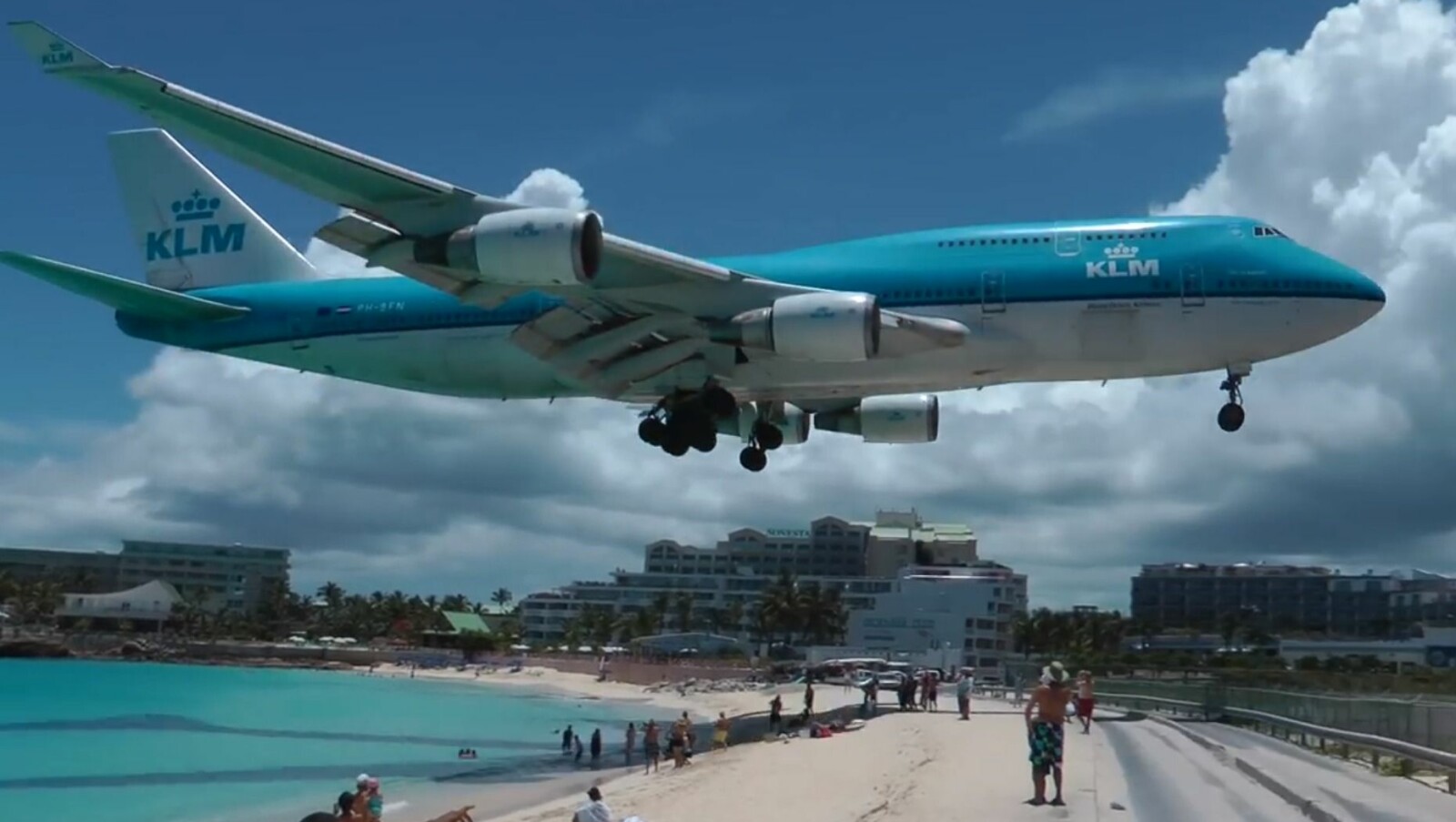 FLYKJEMPEN: Vil du se Boeing 747 og andre fly på nært hold? Da bør du tar turen til St. Martin. FLYKJEMPEN: Vil du se Boeing 747 og andre fly på nært hold? Da bør du tar turen til St. Martin.