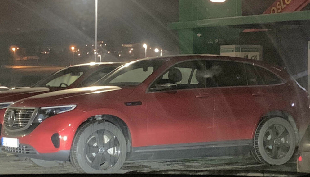 MERCEDES EL-SUV: Mercedes bryr seg ikke lenger om å kamuflere bilene, her er EQC knipset i Sarpsborg. MERCEDES EL-SUV: Mercedes bryr seg ikke lenger om å kamuflere bilene, her er EQC knipset i Sarpsborg.