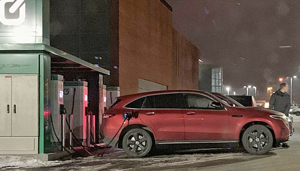 <b>MERCEDES EQC PÅ VINTERTEST I NORGE</b>: Litt av et syn på ladestasjonen – her er nye Mercedes EQC i Norge, lenge før tiden. <b>MERCEDES EQC PÅ VINTERTEST I NORGE</b>: Litt av et syn på ladestasjonen – her er nye Mercedes EQC i Norge, lenge før tiden.