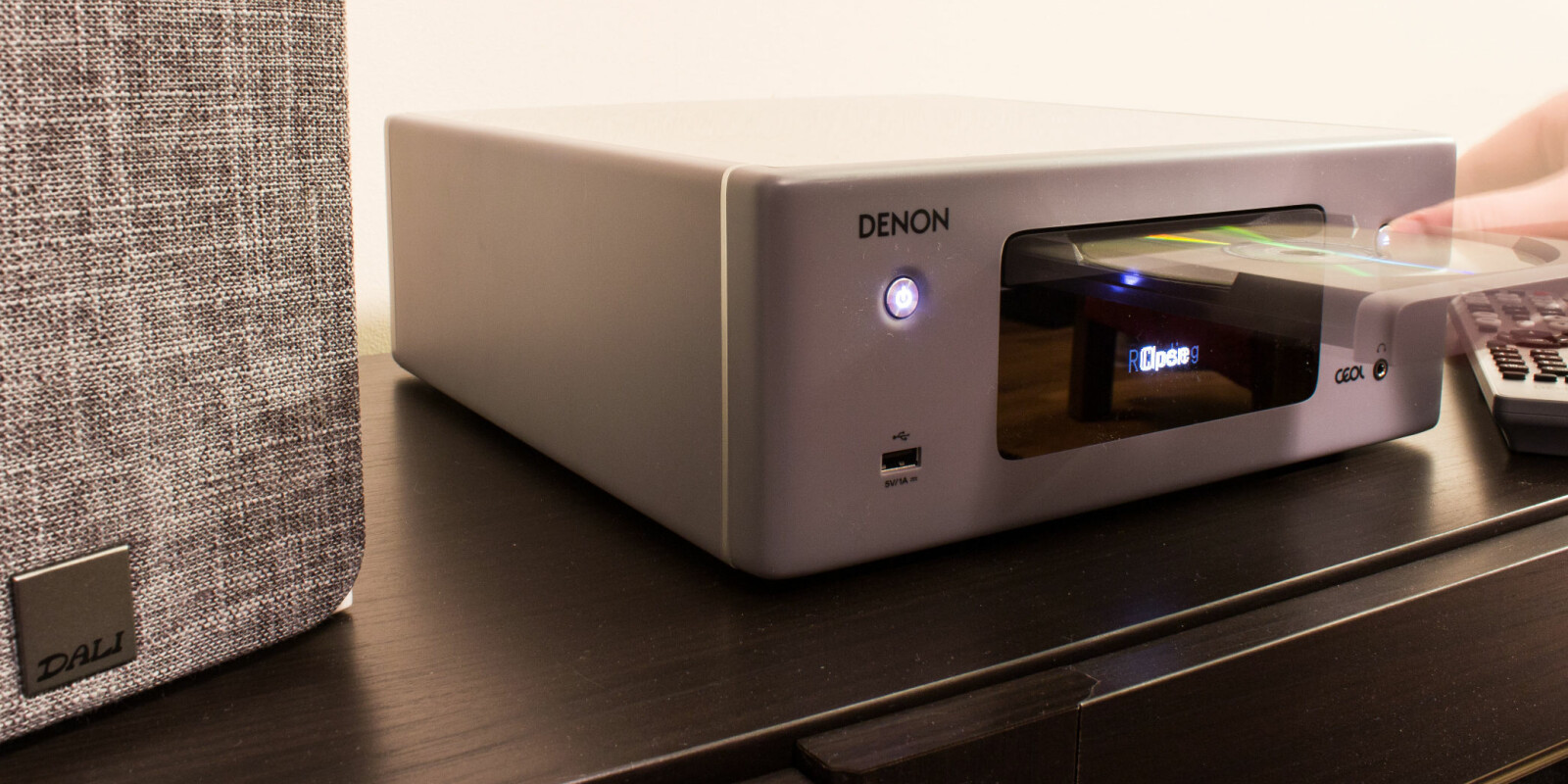 <b>CD-SPILLER MED STREAMING: </b>Ceol fra Denon forsøker å forene ny og gammel tid. Her får du en tradisjonell CD-spiller, men med mange tilkoblingsmuligheter og støtte for flere strømmetjenester. <b>CD-SPILLER MED STREAMING: </b>Ceol fra Denon forsøker å forene ny og gammel tid. Her får du en tradisjonell CD-spiller, men med mange tilkoblingsmuligheter og støtte for flere strømmetjenester.