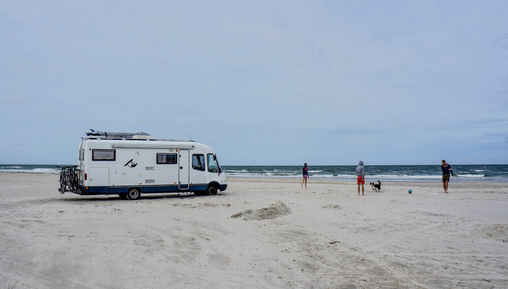 <b>FRIHET:</b> Med bobil kjører du (nesten) hvor du vil, når du vil. Til en strand i Danmark, for eksempel. <b>FRIHET:</b> Med bobil kjører du (nesten) hvor du vil, når du vil. Til en strand i Danmark, for eksempel.