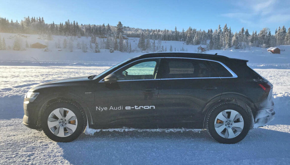<b>AUDI E-TRON PÅ VINTERTEST:</b> Ta bort "Nye Audi e-tron" fra siden her, og det er nok ikke veldig mange som vil oppdage at dette er en helt ny elbil fra Audi. <b>AUDI E-TRON PÅ VINTERTEST:</b> Ta bort "Nye Audi e-tron" fra siden her, og det er nok ikke veldig mange som vil oppdage at dette er en helt ny elbil fra Audi.