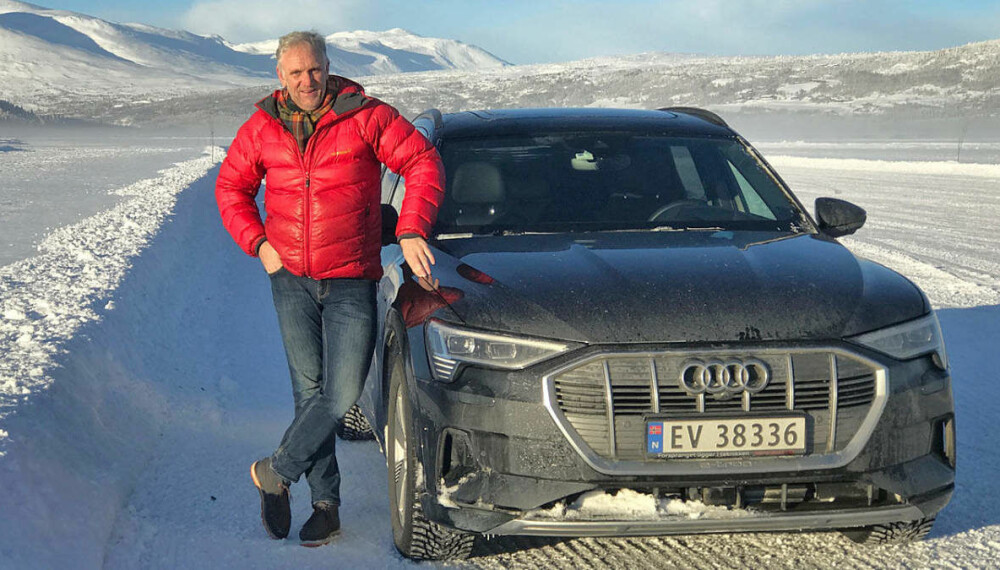 <b>VINTERTEST AV AUDI E-TRON:</b> Broom-Benny sammen med Audi e-tron – og i et kort øyeblikk uten lue og votter. <b>VINTERTEST AV AUDI E-TRON:</b> Broom-Benny sammen med Audi e-tron – og i et kort øyeblikk uten lue og votter.