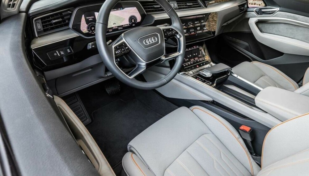 <b>PÅKOSTET INTERIØR:</b> Interiøret byr ikke på noen overraskelser. Det er akkurat slik vi forventer oss i en påkostet SUV fra Audi. <b>PÅKOSTET INTERIØR:</b> Interiøret byr ikke på noen overraskelser. Det er akkurat slik vi forventer oss i en påkostet SUV fra Audi.