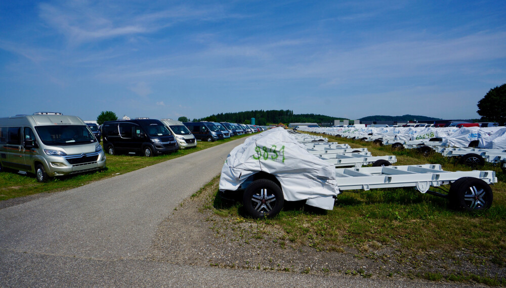 <b>BOBILCHASSIS:</b> Bybobiler til venstre. Til høyre chassis som skal få påmontert en boenhet. <b>BOBILCHASSIS:</b> Bybobiler til venstre. Til høyre chassis som skal få påmontert en boenhet.