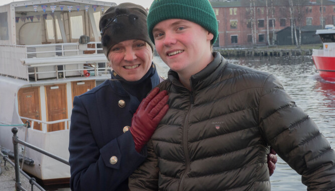 <b>MOR OG SØNN:</b> Utseende kanskje mest lik sin mor, Pernilla, men hva fakter, humor og fliring angår, som snytt ut av nesa på faren. <b>MOR OG SØNN:</b> Utseende kanskje mest lik sin mor, Pernilla, men hva fakter, humor og fliring angår, som snytt ut av nesa på faren.