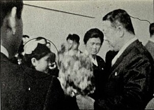 <b>AGENT-TRENING:</b> Hyon-hui ble trent opp over flere år. Her overrekker hun en blomsterbukett til en sørkoreansk delegat i 1976 <b>AGENT-TRENING:</b> Hyon-hui ble trent opp over flere år. Her overrekker hun en blomsterbukett til en sørkoreansk delegat i 1976
