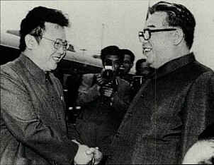 <b>FAMILIE: </b>Kim Il Sung med sønnen Kim Jung-il. Sistnevnte skal ha gitt ordren og er også far til Kim_Jong-un, som styrer Nord Korea i dag. <b>FAMILIE: </b>Kim Il Sung med sønnen Kim Jung-il. Sistnevnte skal ha gitt ordren og er også far til Kim_Jong-un, som styrer Nord Korea i dag.
