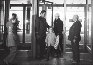 <b>Øyne og ører: </b>Dørvaktene skulle først og fremst holde vanlige estere ute, samt rapportere om alt de så og hørte til KGB. <b>Øyne og ører: </b>Dørvaktene skulle først og fremst holde vanlige estere ute, samt rapportere om alt de så og hørte til KGB.
