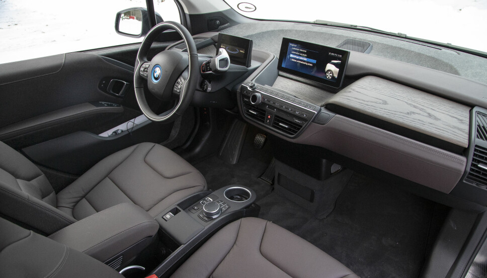 <b>FØRERPLASS BMW i3:</b> Interiøret i BMW i3 har ikke endret seg mye, men nye farger og materialer har kommet til. <b>FØRERPLASS BMW i3:</b> Interiøret i BMW i3 har ikke endret seg mye, men nye farger og materialer har kommet til.