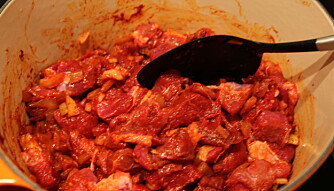 <b>BRYLLUPET: </b>Kjøttet røres sammen med smeltet paprika og smaken blir eventyrlig. <b>BRYLLUPET: </b>Kjøttet røres sammen med smeltet paprika og smaken blir eventyrlig.