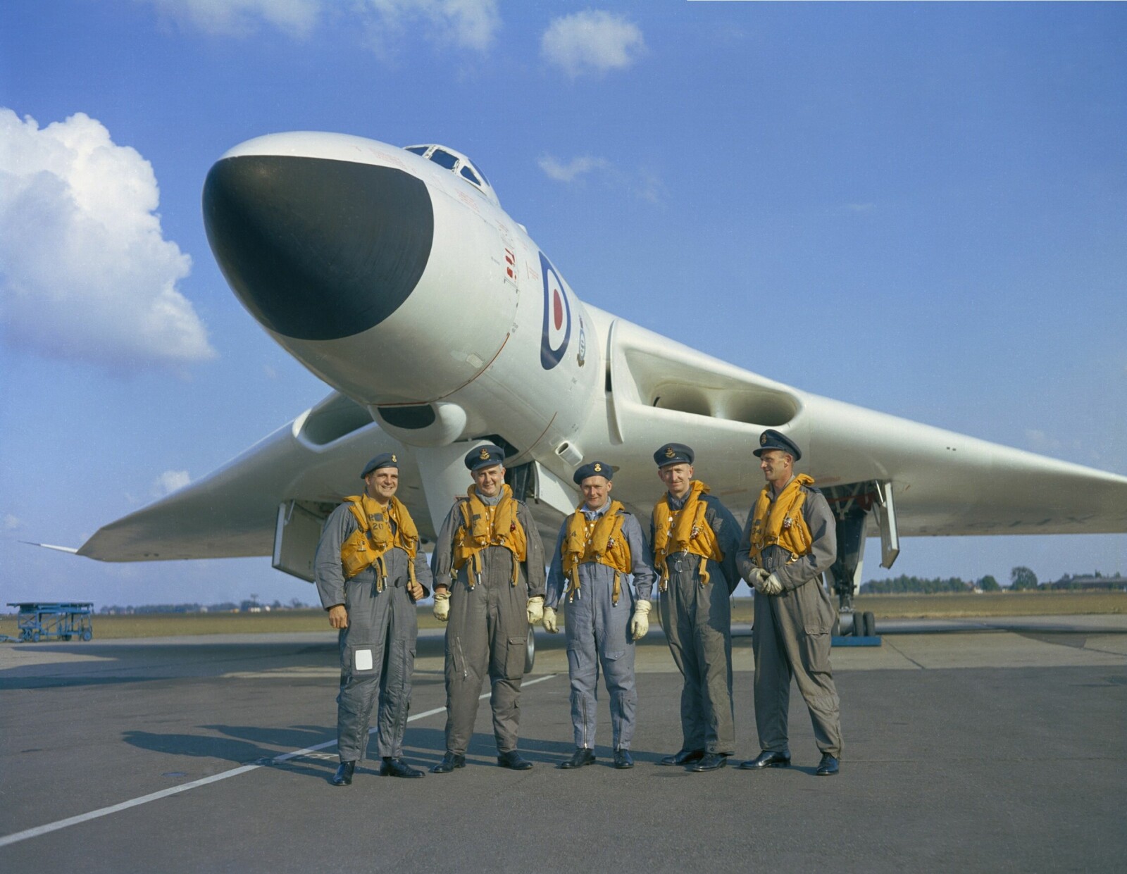 <b>ATOM-BOMBEFLY:</b> En besetningen foran Vulcan-flyet en gang
på 1960-tallet. De første var hvitmalte for å motstå varmen fra atombombene om bord. <b>ATOM-BOMBEFLY:</b> En besetningen foran Vulcan-flyet en gang
på 1960-tallet. De første var hvitmalte for å motstå varmen fra atombombene om bord.