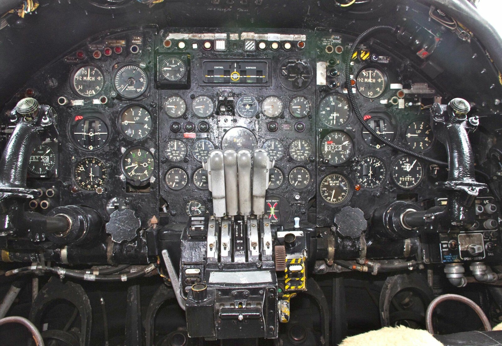 <b>TRANG:</b> Cockpiten i Avro Vulcan var ikke et komfortabelt sted å oppholde seg i 16 timer. <b>TRANG:</b> Cockpiten i Avro Vulcan var ikke et komfortabelt sted å oppholde seg i 16 timer.