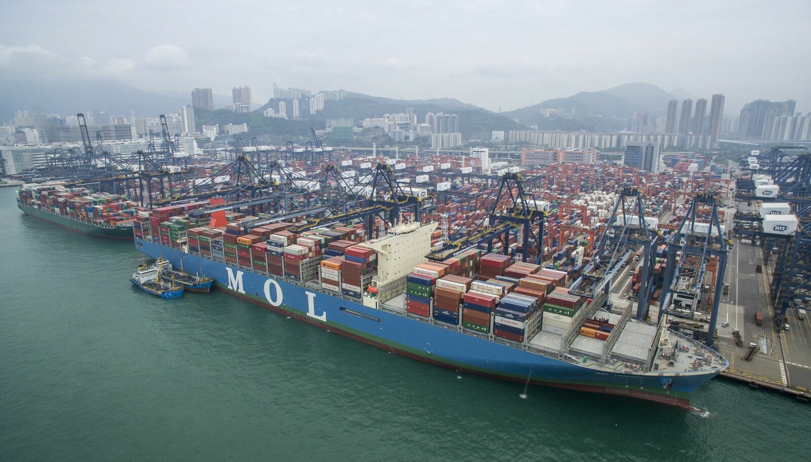<b>HAVNELOGISTIKK:</b> Syv enorme kraner jobber samtidig med å løse containerpuslespillet mens MOL Triumph ligger til kai. Et sted mellom 7000 og 14 000 containere skal flyttes på under et typisk havneanløp. <b>HAVNELOGISTIKK:</b> Syv enorme kraner jobber samtidig med å løse containerpuslespillet mens MOL Triumph ligger til kai. Et sted mellom 7000 og 14 000 containere skal flyttes på under et typisk havneanløp.