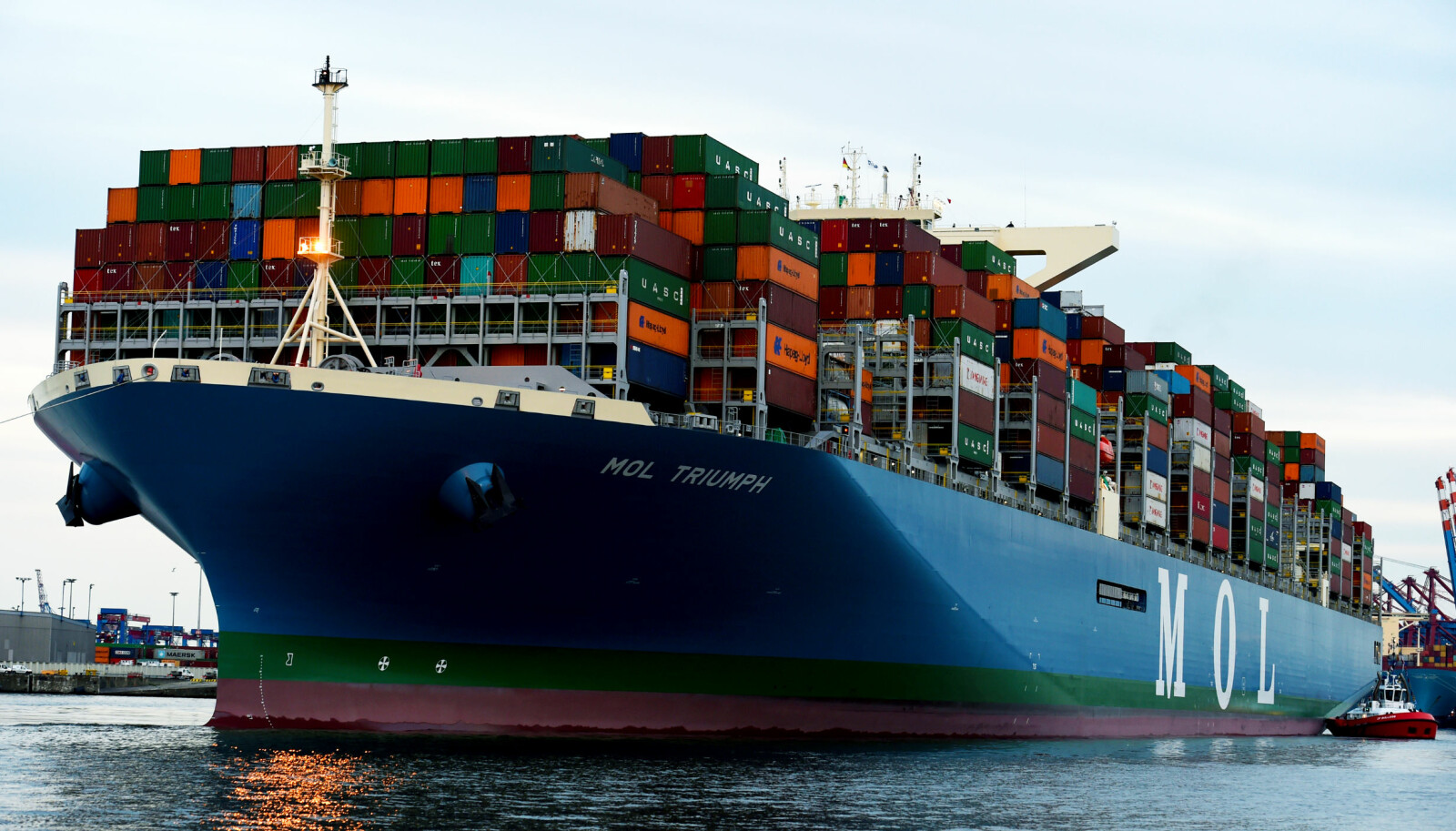 <b>HAMBURG:</b> I mai anløp MOL Triumph Hamburg, en av få havner som kan håndtere så store skip. Foto: NTB Scanpix <b>HAMBURG:</b> I mai anløp MOL Triumph Hamburg, en av få havner som kan håndtere så store skip. Foto: NTB Scanpix