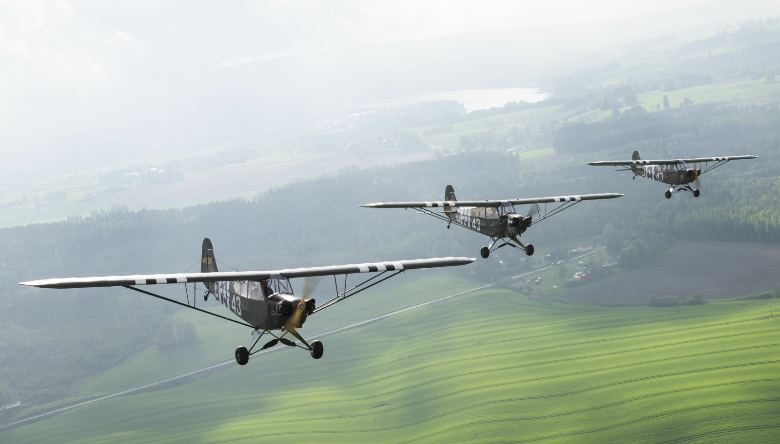 FORMASJON: De tre veteranflypilotene har nettopp blitt sertifisert for å fly formasjoner. Denne kalles «echelon». De tre Cub-ene har alle «invasjonsstriper». Flytypen deltok i operasjon Overlord, men Cub-ene på Kjeller ble alle produsert for sent til å være med under invasjonen i Normandie. FORMASJON: De tre veteranflypilotene har nettopp blitt sertifisert for å fly formasjoner. Denne kalles «echelon». De tre Cub-ene har alle «invasjonsstriper». Flytypen deltok i operasjon Overlord, men Cub-ene på Kjeller ble alle produsert for sent til å være med under invasjonen i Normandie.