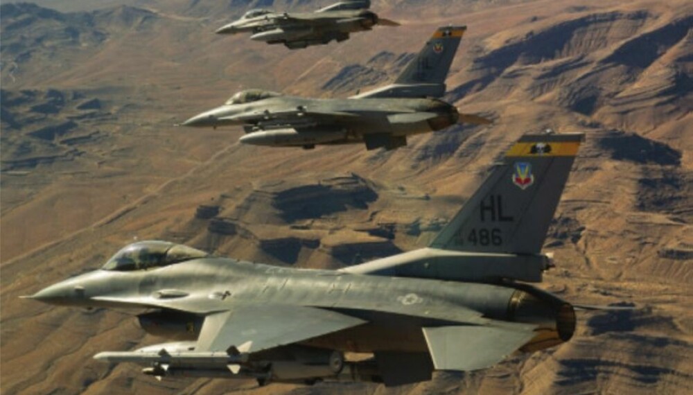 <b>RED FLAG:</b> Tre amerikanske F-16 over øvingsområdet der kollisjonen fant sted. Bildet er tatt under en senere øvelse. Foto: U.S. Air Force <b>RED FLAG:</b> Tre amerikanske F-16 over øvingsområdet der kollisjonen fant sted. Bildet er tatt under en senere øvelse. Foto: U.S. Air Force