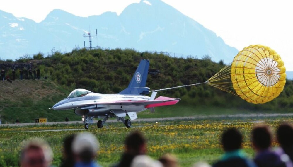 <b>ULYKKESFUGL:</b> På tross av to alvorlige havarier har F-16-flyet «686» fortsatt full operativ status i Luftforsvaret. I 2012 ble det malt i norske farger som oppvisningsfly. Her demonstreres bremseskjermen. Foto: Torbjørn Kjosvold, Forsvaret <b>ULYKKESFUGL:</b> På tross av to alvorlige havarier har F-16-flyet «686» fortsatt full operativ status i Luftforsvaret. I 2012 ble det malt i norske farger som oppvisningsfly. Her demonstreres bremseskjermen. Foto: Torbjørn Kjosvold, Forsvaret