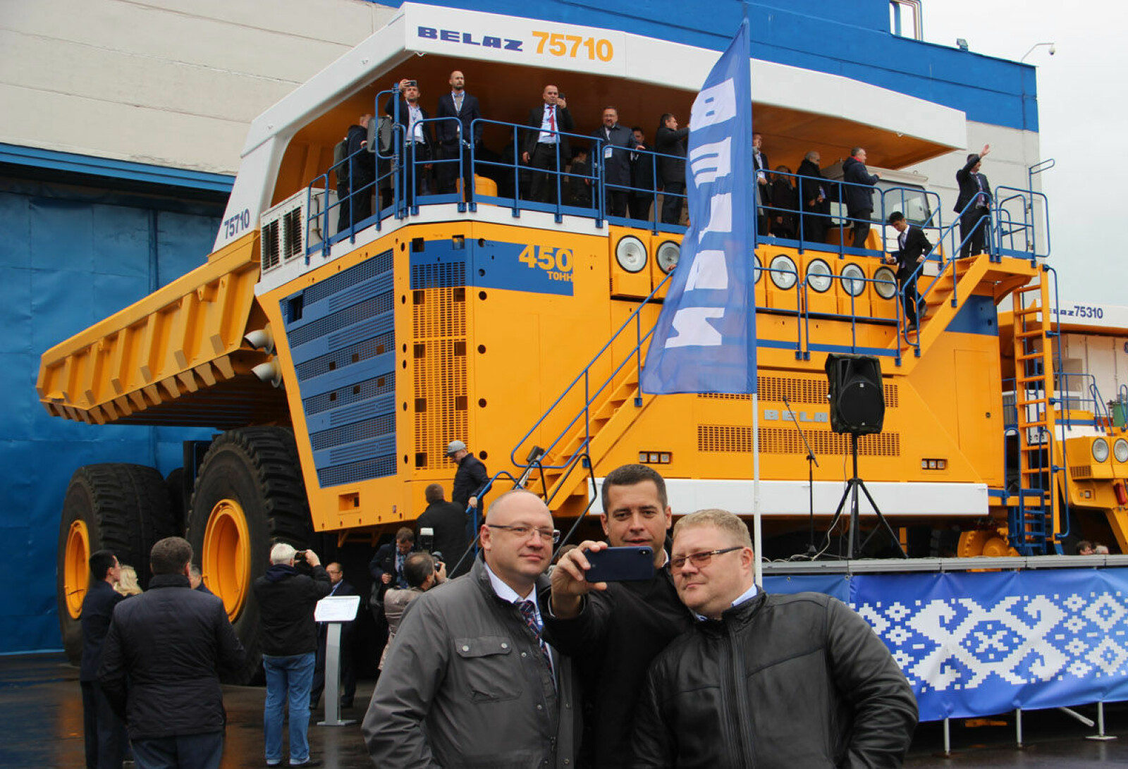 <b>SELFIE:</b> Det er populært å bli fotografert sammen med giganten når Belaz-fabrikken i Zhodino, utenfor Minsk i Hviterussland, inviterer til fabrikkbesøk. <b>SELFIE:</b> Det er populært å bli fotografert sammen med giganten når Belaz-fabrikken i Zhodino, utenfor Minsk i Hviterussland, inviterer til fabrikkbesøk.