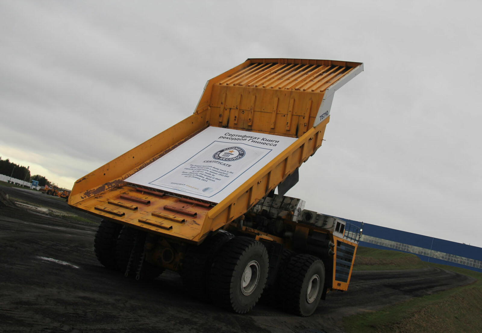 <b>REKORD:</b> Guinness World Records har godkjent Belaz 75710 som verdens største toakslede dumpertruck. <b>REKORD:</b> Guinness World Records har godkjent Belaz 75710 som verdens største toakslede dumpertruck.