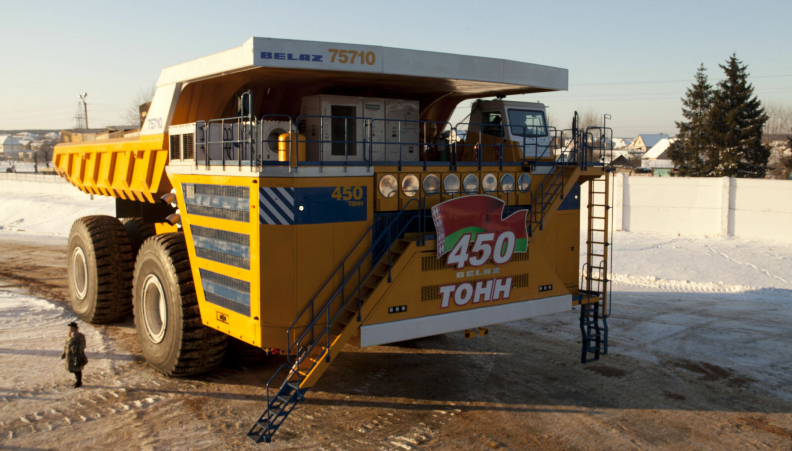 <b>4600 HESTEKREFTER:</b> Verdens største tippvogn har 4600 hestekrefter som forsynes av et Siemens MMt 500-systemt som henter kreftene fra noen enorme dieselmotorer. <b>4600 HESTEKREFTER:</b> Verdens største tippvogn har 4600 hestekrefter som forsynes av et Siemens MMt 500-systemt som henter kreftene fra noen enorme dieselmotorer.