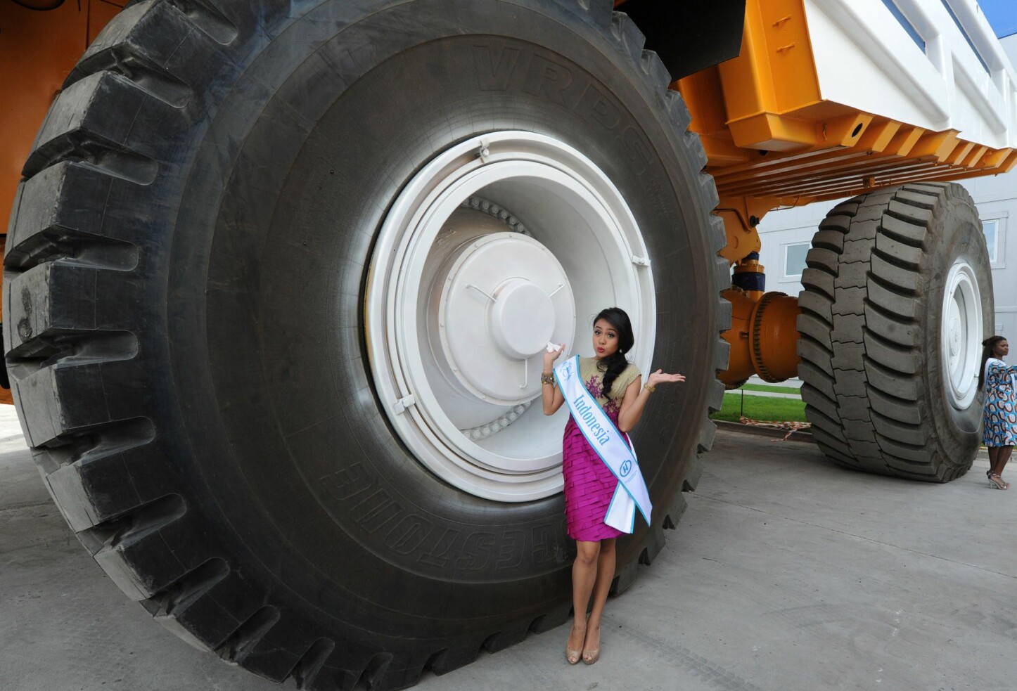 <b>DIMENSJONER: </b>En Mrs. Univers-deltager poserer ved siden av de gigantiske dekkene på en Belaz 75710. <b>DIMENSJONER: </b>En Mrs. Univers-deltager poserer ved siden av de gigantiske dekkene på en Belaz 75710.