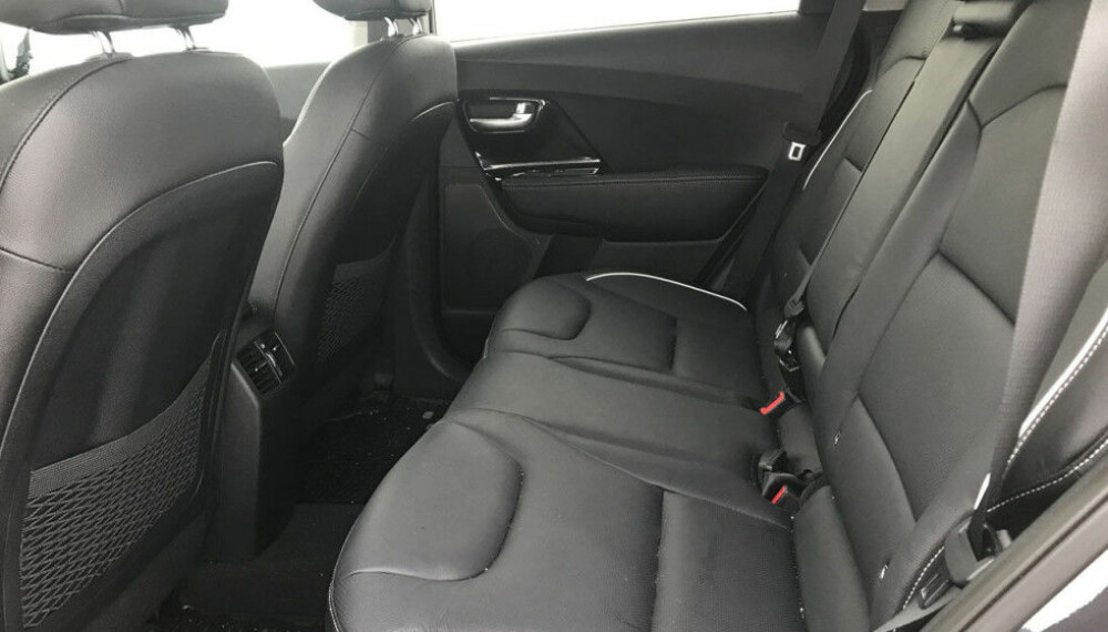 <b>VELUTSTYRT: </b>Bilen er velutstyrt, materialkvalitet og design sladrer om at dette ikke er spesielt påkostede saker.Baksetene er litt høyere enn det vi er vant til, men plassen er god. <b>VELUTSTYRT: </b>Bilen er velutstyrt, materialkvalitet og design sladrer om at dette ikke er spesielt påkostede saker.Baksetene er litt høyere enn det vi er vant til, men plassen er god.