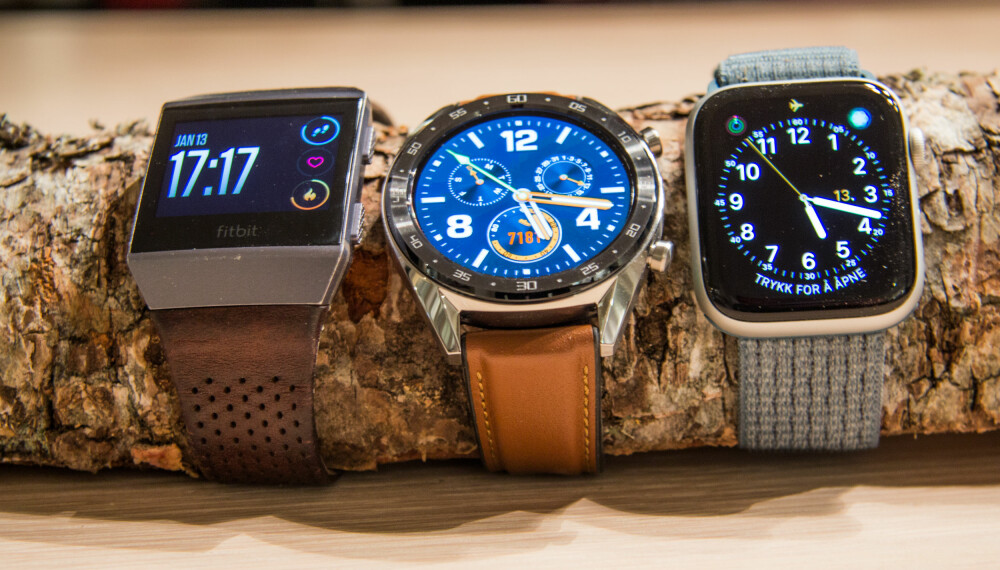 <b>SUPER SKJERM: </b>Watch GT (midten) har en fantastisk skjerm som er både skarp og lyssterk. Den kan lett måle seg både med skjermen fra Fitbit Ionic (venstre) og Apple Watch Series 4 (høyre). <b>SUPER SKJERM: </b>Watch GT (midten) har en fantastisk skjerm som er både skarp og lyssterk. Den kan lett måle seg både med skjermen fra Fitbit Ionic (venstre) og Apple Watch Series 4 (høyre).