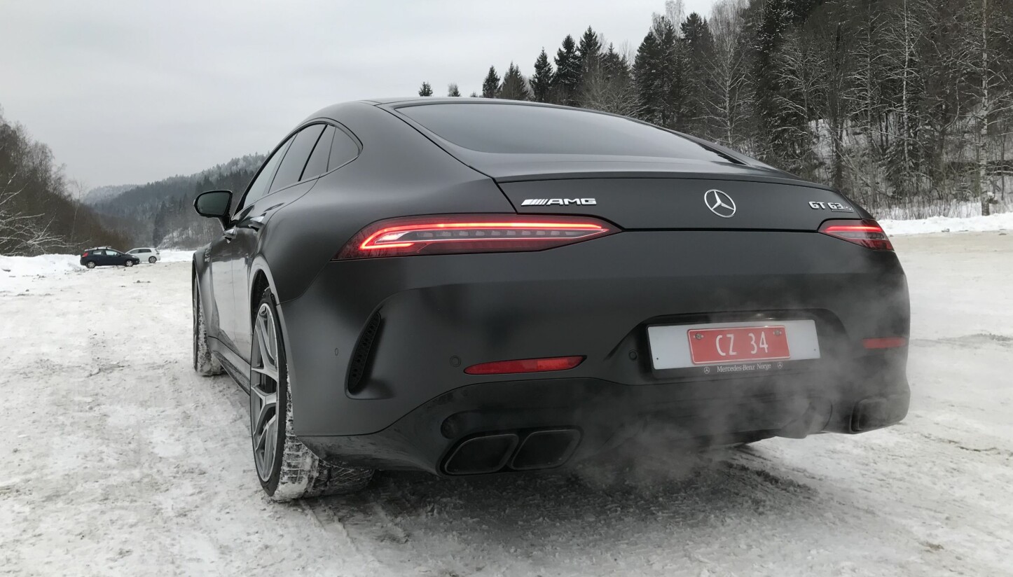 <b>AMG: </b>De største enderørene som vi har sett på en Mercedes. Modellen vi prøvekjørte har en elektronisk styrt AMG-sportsdifferensial på bakakselen og alle de 639 hestene kan sendes bakover. <b>AMG: </b>De største enderørene som vi har sett på en Mercedes. Modellen vi prøvekjørte har en elektronisk styrt AMG-sportsdifferensial på bakakselen og alle de 639 hestene kan sendes bakover.