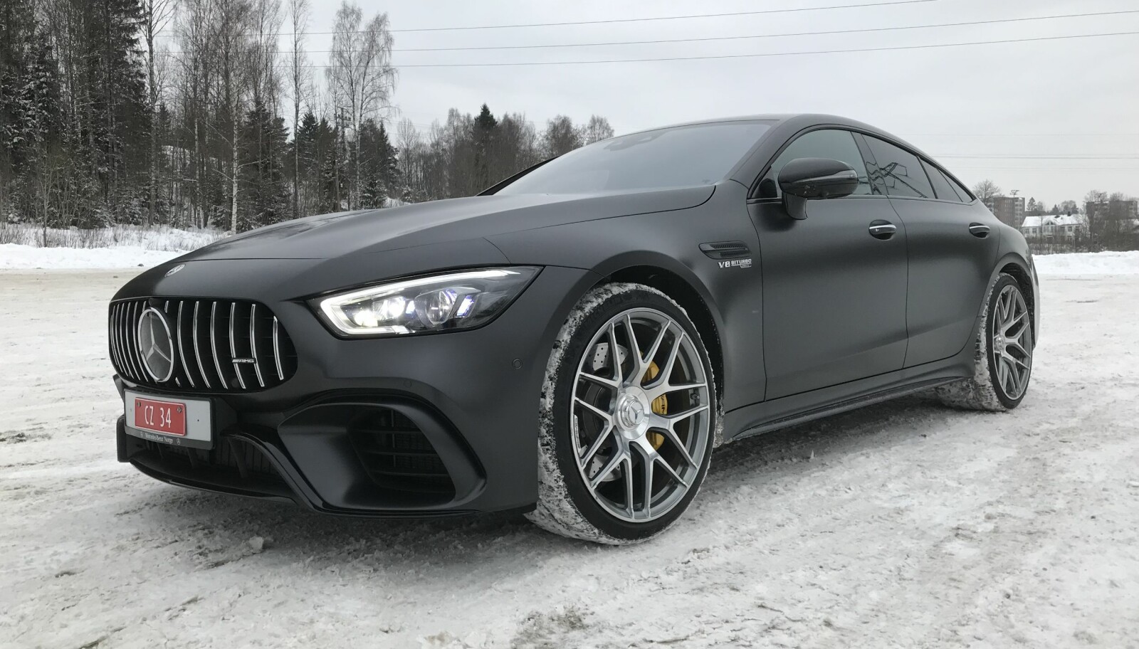 DIMENSJONER: AMG-spesifikk grill, langt panser og enorme luftinntak. DIMENSJONER: AMG-spesifikk grill, langt panser og enorme luftinntak.