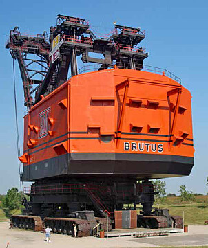 <b>BIG BRUTUS:</b> Bucyrus-Eries model 1850 B ble bare kalt Big Brutus. Den 49 meter høye gravemaskinen var virksom i gruvedrift på 60- og 70-tallet, men står nå utstilt i Kansas. Legg merke til menneskene i forhold til maskinen. <b>BIG BRUTUS:</b> Bucyrus-Eries model 1850 B ble bare kalt Big Brutus. Den 49 meter høye gravemaskinen var virksom i gruvedrift på 60- og 70-tallet, men står nå utstilt i Kansas. Legg merke til menneskene i forhold til maskinen.