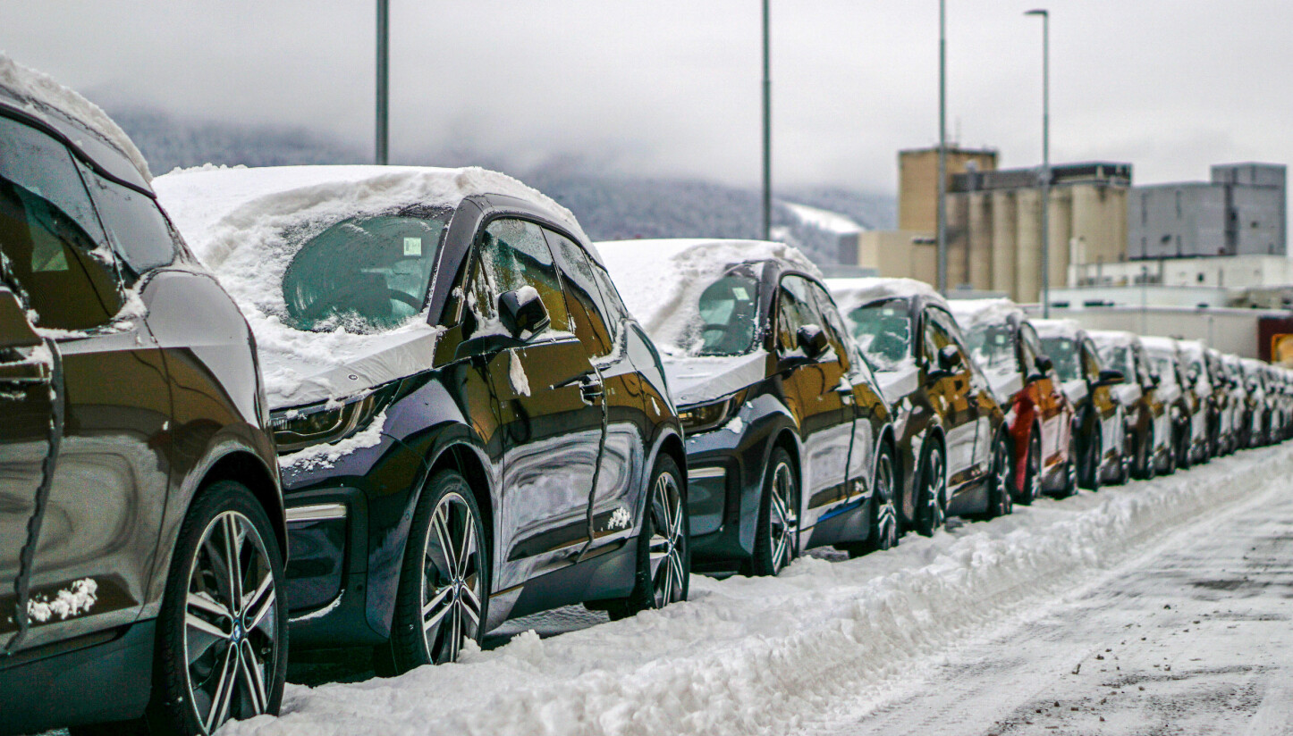 VINTERVENNLIG? En ting potensielle kunder frykter, er at elbilen skal slite i norsk vinterkulde. Her står en rekke BMW i3 på kaia i Drammen. VINTERVENNLIG? En ting potensielle kunder frykter, er at elbilen skal slite i norsk vinterkulde. Her står en rekke BMW i3 på kaia i Drammen.