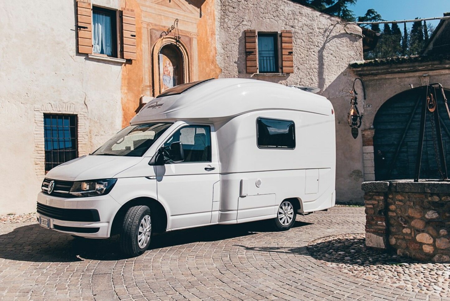 LITEN OG ANNERLEDES: Micros er bare 5,33 meter lang, og er bygget på VW Transporter T6. LITEN OG ANNERLEDES: Micros er bare 5,33 meter lang, og er bygget på VW Transporter T6.