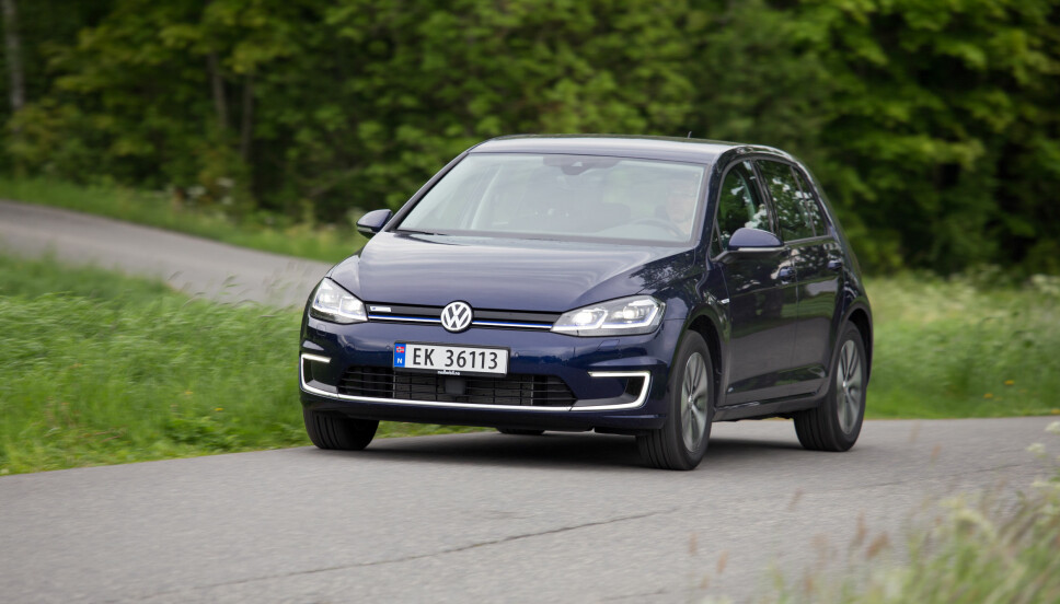 <b>UTEN AVGIFTER: </b>I skrivende stund finner vi e-Golf til kampanjeprisen 318 000 kroner, og en vanlig Golf 1,0 TSI til kampanjeprisen 300 000 kroner. I sistnevnte tilfelle utgjør avgiften 57 000 kroner. Uten engangsavgift og moms ville prisen ha vært på rundt 195 000 kroner. Det er mye dyrere å produsere elbiler i dag, men dette skal utjevne seg mot 2030. <b>UTEN AVGIFTER: </b>I skrivende stund finner vi e-Golf til kampanjeprisen 318 000 kroner, og en vanlig Golf 1,0 TSI til kampanjeprisen 300 000 kroner. I sistnevnte tilfelle utgjør avgiften 57 000 kroner. Uten engangsavgift og moms ville prisen ha vært på rundt 195 000 kroner. Det er mye dyrere å produsere elbiler i dag, men dette skal utjevne seg mot 2030.
