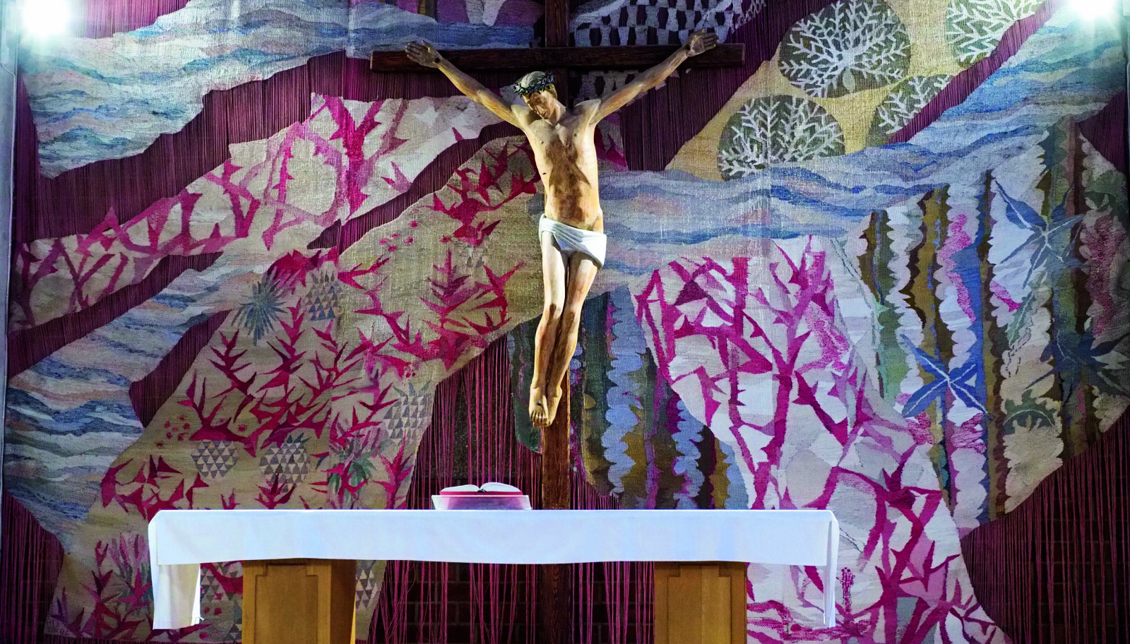 <b>SKÅRET UT:</b> Prekestolen, Jesus på korset er sentralt kunstverk i Majorstuen kirke. Verkene var botsøvelsen til en tidligere SS-torturist. <b>SKÅRET UT:</b> Prekestolen, Jesus på korset er sentralt kunstverk i Majorstuen kirke. Verkene var botsøvelsen til en tidligere SS-torturist.