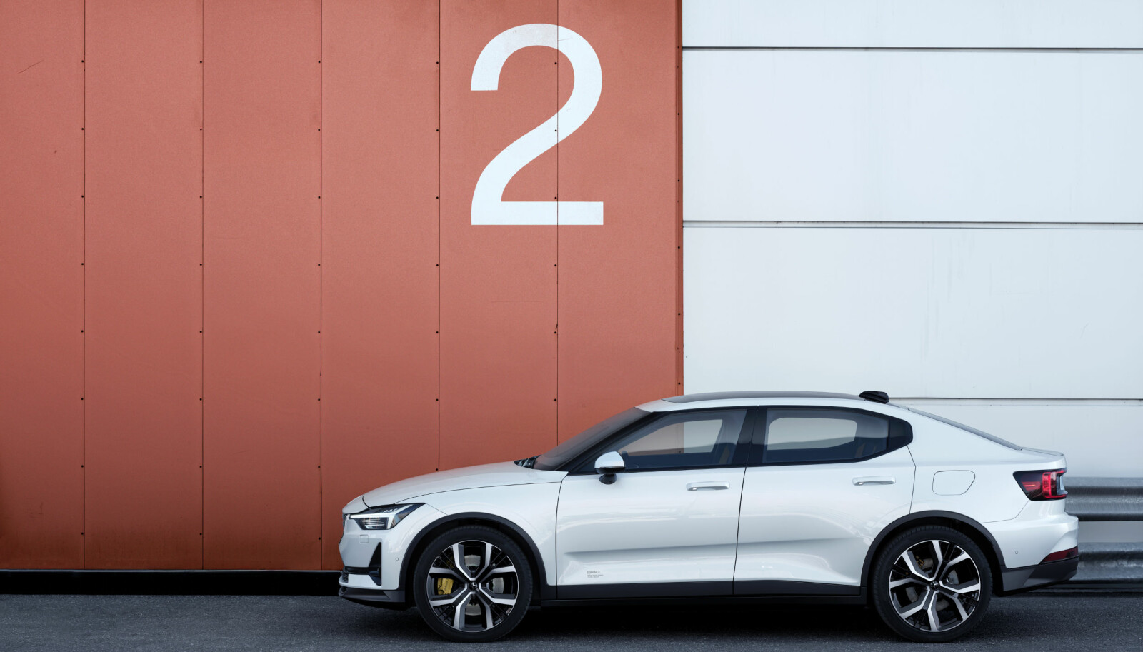 <b>LEKRE LINJER:</b> Polestar 2 oser av kvalitet. <b>LEKRE LINJER:</b> Polestar 2 oser av kvalitet.