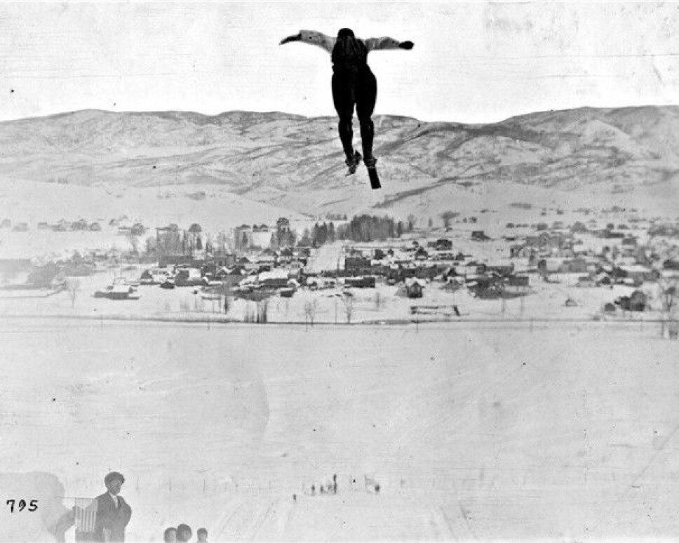 <b>SOM FUGLEN:</b> Ingen kunne fly på ski som Karl Hovelsen.
Da han dro vestover til Denver og Colorado, viste han skikunster folk aldri hadde sett maken til. <b>SOM FUGLEN:</b> Ingen kunne fly på ski som Karl Hovelsen.
Da han dro vestover til Denver og Colorado, viste han skikunster folk aldri hadde sett maken til.