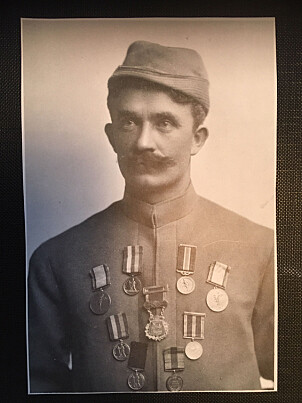 <b>DEKORERT:</b> Hovelsen er en
av de største skiløperne Norge har fostret. Han vant Holmenkoll-
medaljen i gull i 1903, før han emigrerte til Amerika. <b>DEKORERT:</b> Hovelsen er en
av de største skiløperne Norge har fostret. Han vant Holmenkoll-
medaljen i gull i 1903, før han emigrerte til Amerika.