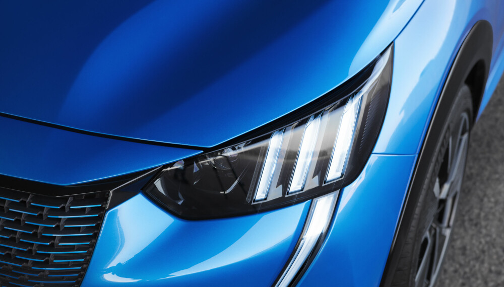 <b>TRE STRIPER:</b> Peugeot håper det skal skille e-208 ut fra mengden av snirklete LED-kjørelys. <b>TRE STRIPER:</b> Peugeot håper det skal skille e-208 ut fra mengden av snirklete LED-kjørelys.