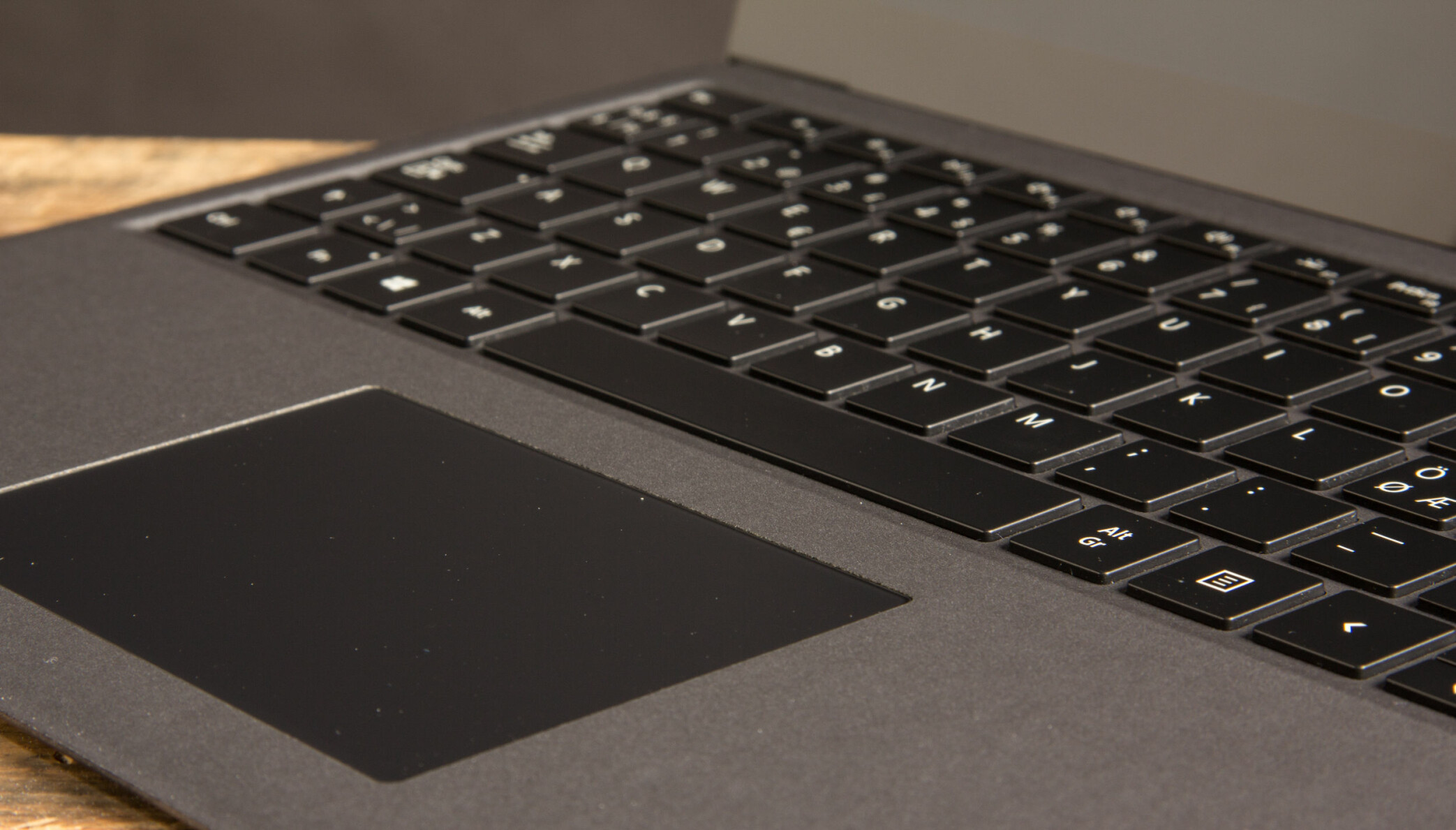 SURFACE LAPTOP 2: Gode taster, en god pekeplate og en overflate dekket av alcantara-skinn, gjør Surface Lapop 2 til en nydelig PC å bruke. SURFACE LAPTOP 2: Gode taster, en god pekeplate og en overflate dekket av alcantara-skinn, gjør Surface Lapop 2 til en nydelig PC å bruke.