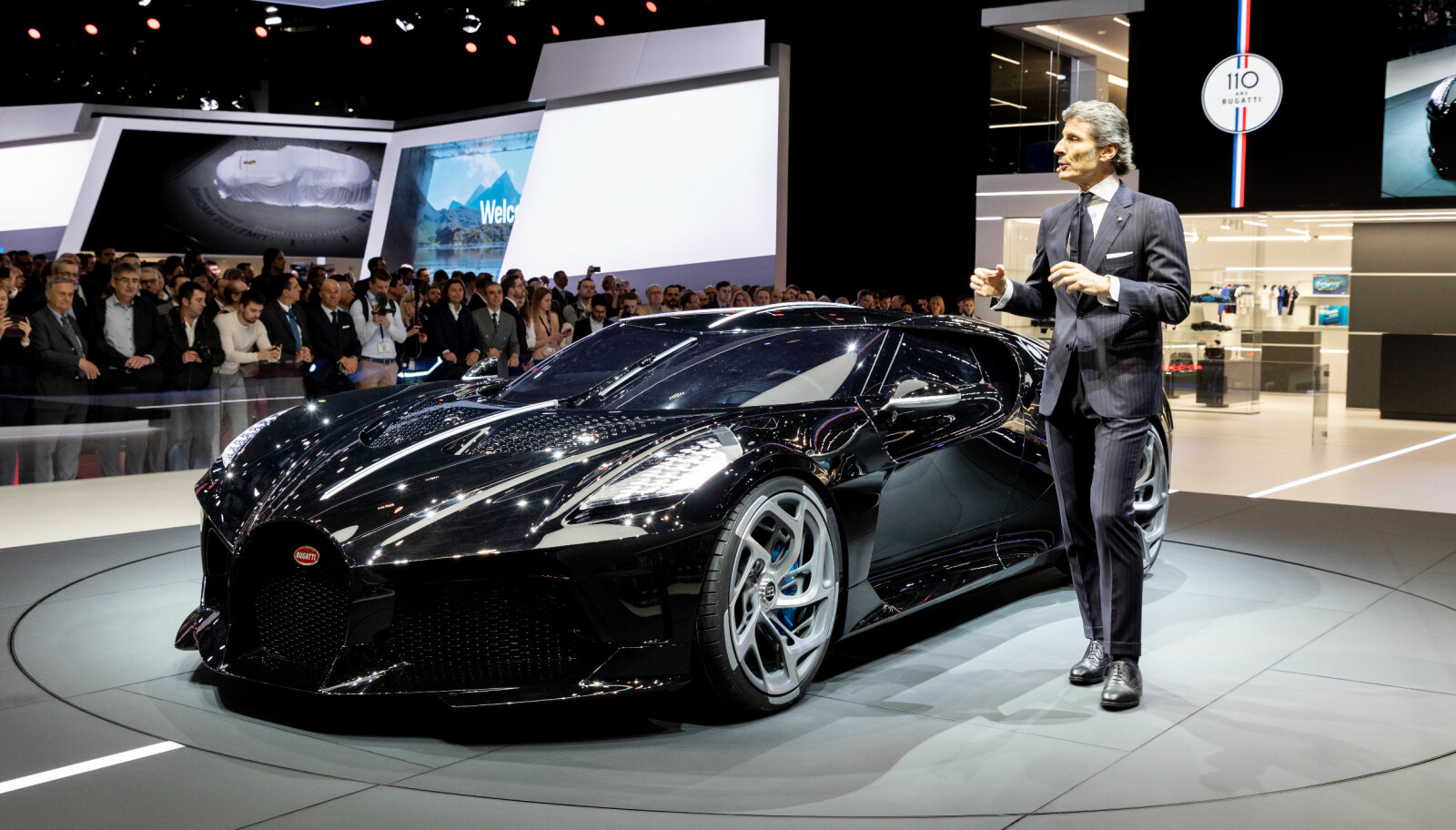 <b>LA VOITURE NOIRE:</b> Den meget sjeldne Bugatti-en ble presentert på Genève-utstillingen av Bugatti-president Stephan Winkelmann. <b>LA VOITURE NOIRE:</b> Den meget sjeldne Bugatti-en ble presentert på Genève-utstillingen av Bugatti-president Stephan Winkelmann.