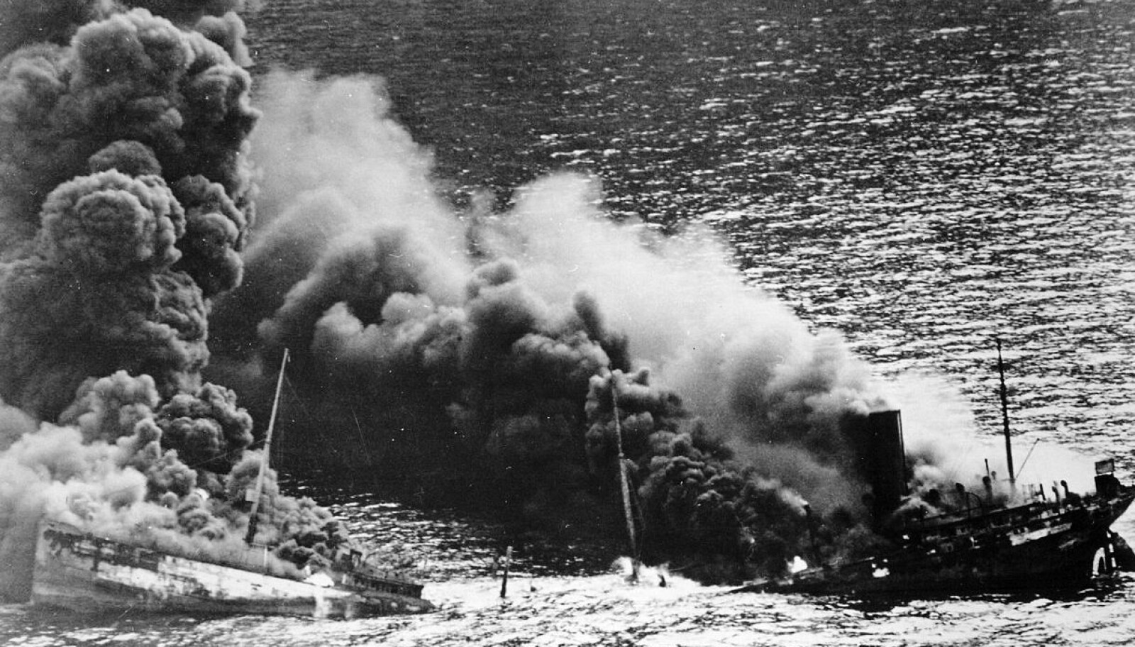 <b>TORPEDERT:</b> Slik så det ut umiddelbart etter at tyske torpedoer hadde truffet et alliert tankskip i konvoifart. <b>TORPEDERT:</b> Slik så det ut umiddelbart etter at tyske torpedoer hadde truffet et alliert tankskip i konvoifart.