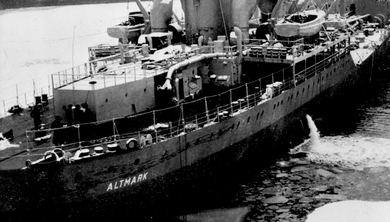 <b>PÅ GRUNN:</b> 10 dager etter dramaet lå Altmark fortsatt i Jøssingfjorden. Kaptein Dau greide å få den av grunna ved egen hjelp. Den kunne seiles til et verft i Sandefjord, der skuta ble satt i såpass stand at den kunne tåle turen til Kiel. Altmark forlot Norge først den 22. mars. <b>PÅ GRUNN:</b> 10 dager etter dramaet lå Altmark fortsatt i Jøssingfjorden. Kaptein Dau greide å få den av grunna ved egen hjelp. Den kunne seiles til et verft i Sandefjord, der skuta ble satt i såpass stand at den kunne tåle turen til Kiel. Altmark forlot Norge først den 22. mars.