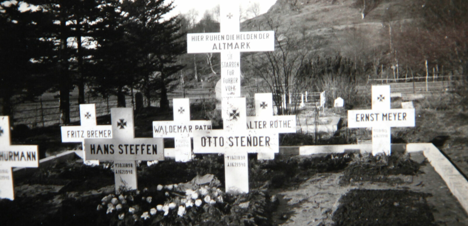 <b>SISTE HVILESTED: «</b>Her hviler heltene fra Altmark» står det på korset som ble satt opp midt mellom de sju gravene på den lokale kirkegården. Det står også at de døde for «fører, folk og fedreland». <b>SISTE HVILESTED: «</b>Her hviler heltene fra Altmark» står det på korset som ble satt opp midt mellom de sju gravene på den lokale kirkegården. Det står også at de døde for «fører, folk og fedreland».