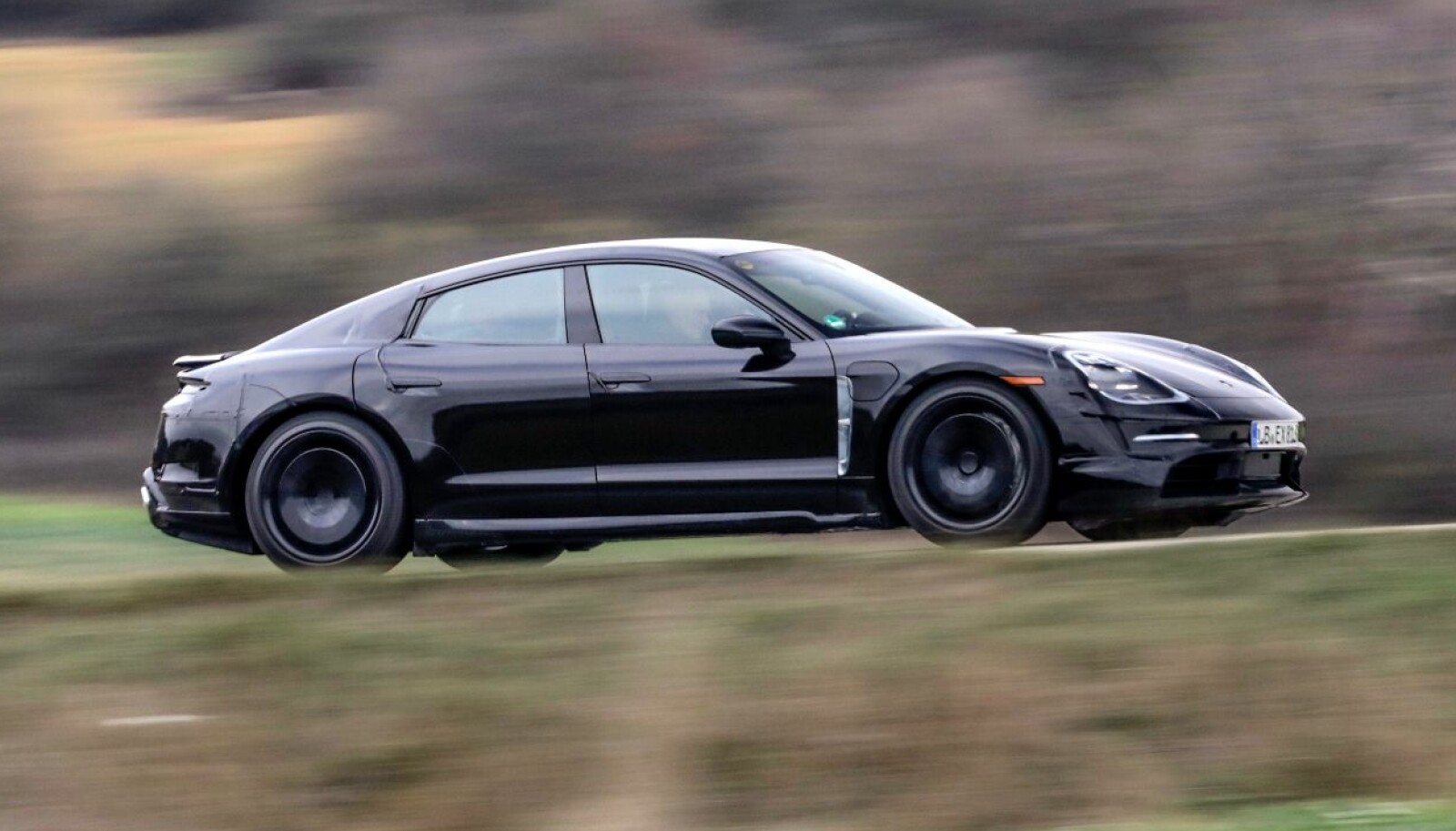 <b>SENT 2019:</b> Den produksjonsklare versjonen av Porsche Taycan vil bli vist senere i år. <b>SENT 2019:</b> Den produksjonsklare versjonen av Porsche Taycan vil bli vist senere i år.