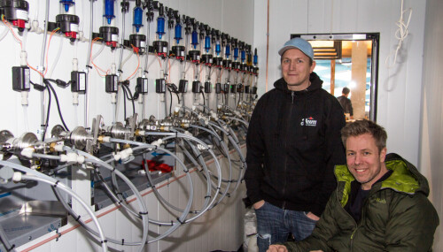<b>KJØLEROM:</b> Baksiden av tappeveggen ser slik ut. Asle Andersen (th) og Carl Wicktor Schwartz sier løsningen åpner for å vise frem flere øltyper enn tidligere. <b>KJØLEROM:</b> Baksiden av tappeveggen ser slik ut. Asle Andersen (th) og Carl Wicktor Schwartz sier løsningen åpner for å vise frem flere øltyper enn tidligere.