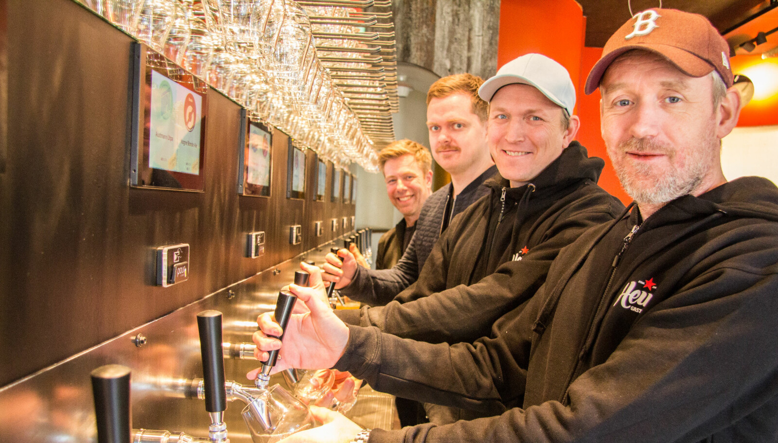 <b>GOD STEMNING:</b> Gjengen i Heim-kjeden tester ut gastropub-kjedens første selvbetjente tappevegg. Fra venstre ser du Asle Andersen, Carl-Martin Rønning, Carl Wicktor Schwartz og Eirik Rex-Jakobsen. <b>GOD STEMNING:</b> Gjengen i Heim-kjeden tester ut gastropub-kjedens første selvbetjente tappevegg. Fra venstre ser du Asle Andersen, Carl-Martin Rønning, Carl Wicktor Schwartz og Eirik Rex-Jakobsen.