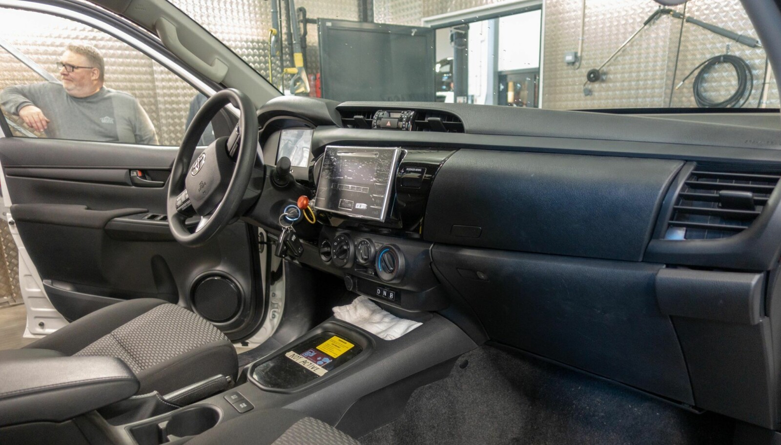 <b>COCKPIT:</b> Arctic Trucks feirer nye lokaler med elektrisk Hilux i samarbeid med nederlanskeTembo 4x4 e-LV. Arctic Trucks-bossen i Norge, Ørn Thomsen (i sidevinduet) tror det finnes et marked for en elektrisk pickup i anleggsbransjen. <b>COCKPIT:</b> Arctic Trucks feirer nye lokaler med elektrisk Hilux i samarbeid med nederlanskeTembo 4x4 e-LV. Arctic Trucks-bossen i Norge, Ørn Thomsen (i sidevinduet) tror det finnes et marked for en elektrisk pickup i anleggsbransjen.