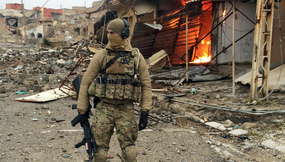 I KRIGSSONEN: Nordmannen i den ødelagte byen Sinjar etter at den ble frigjort fra IS, på jakt etter et skjult våpenlager. I KRIGSSONEN: Nordmannen i den ødelagte byen Sinjar etter at den ble frigjort fra IS, på jakt etter et skjult våpenlager.