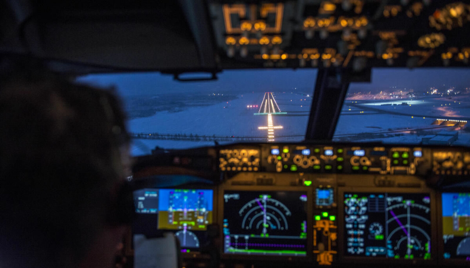 <b>FINALEN:</b> Landingen skjer automatisk når rullebanen på Arlanda dukker opp i snødrevet og markerer slutten på den 8000 km lange turen. <b>FINALEN:</b> Landingen skjer automatisk når rullebanen på Arlanda dukker opp i snødrevet og markerer slutten på den 8000 km lange turen.